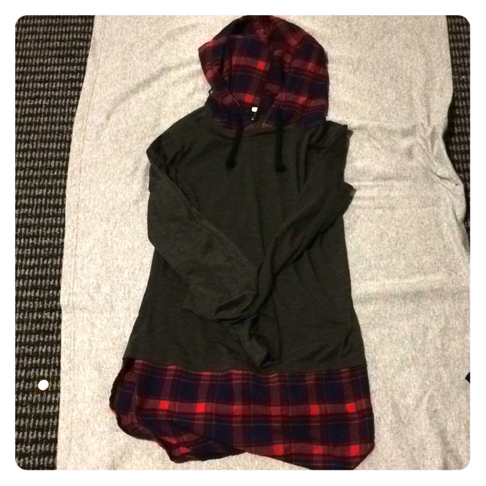 Grey and checkered hoodie by Nilanhi Fashion